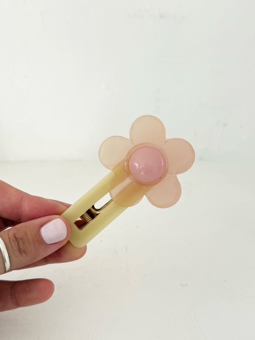 handmade mod resin flower hair clip ✧
